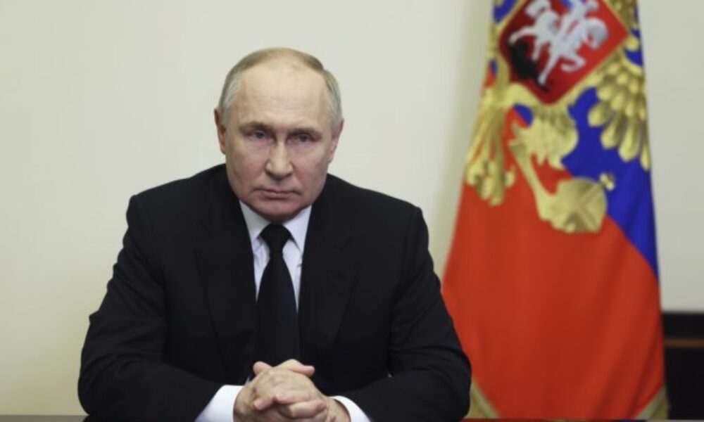 Putin označil útok v Moskve za barbarský teroristický čin, naďalej podozrieva Ukrajinu z napomáhania