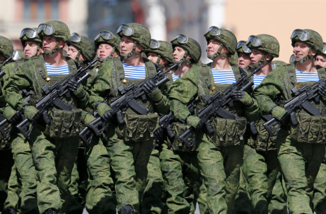Rusi vytvárajú novú formáciu s viac ako 100-tisíc vojakmi, podľa Ukrajincov sa môžu v lete pokúsiť o ofenzívu