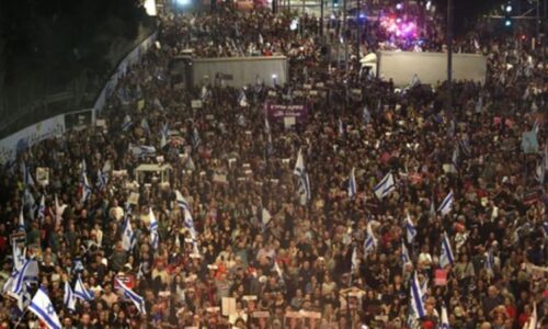 Tisíce Izraelců demonstrovaly proti vládě. Lidé žádali předčasné volby a zapalovali oheň