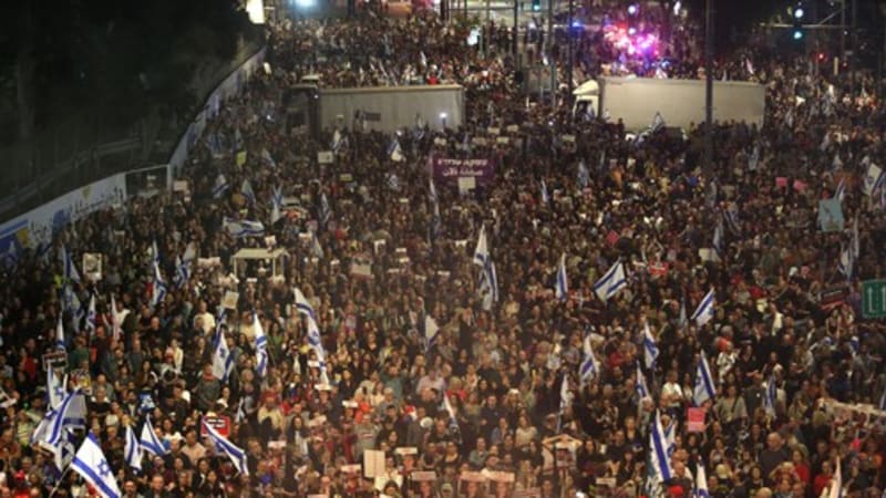 Tisíce Izraelců demonstrovaly proti vládě. Lidé žádali předčasné volby a zapalovali oheň
