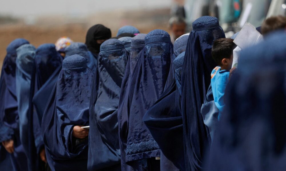 Ženy budeme za neveru kameňovať a bičovať, oznámil pritvrdzujúci Taliban
