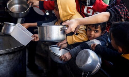 Bitka o jedlo sa zmenila na boj o život. V Gaze zomrelo pri streľbe a tlačenici pri konvoji s jedlom päť ľudí