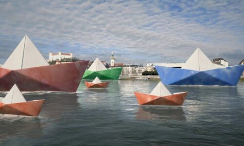 JANDL vyslal na Dunaj flotilu obrovských papierových lodičiek