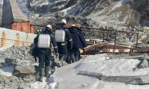 Ruské úrady pozastavili záchranné práce v zlatej bani, kde uviazlo 13 baníkov