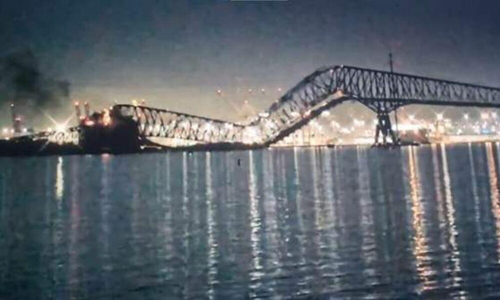 V Baltimore sa zrútil most po tom, ako doň vrazila loď. Do rieky spadlo 20 ľudí a niekoľko vozidiel