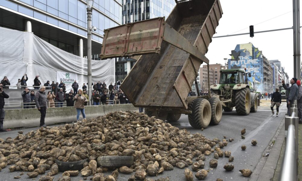 Stovky farmárov protestovali v blízkosti európskych inštitúcií v Bruseli