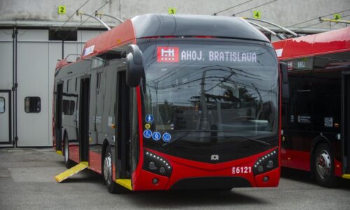 Bratislava ukázala nové hybridné trolejbusy. Jeden stojí vyše pol milióna eur