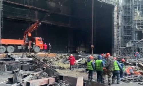 Počet mŕtvych po útoku na koncertnú sálu v Moskve stúpol na 143