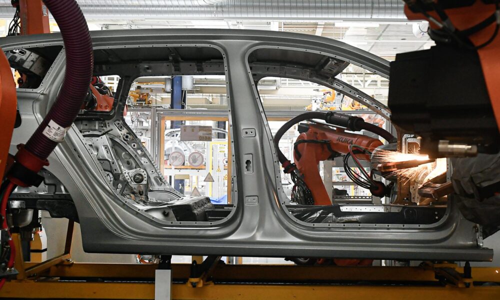 Volkswagenu na Slovensku chýba tento rok až 1 500 zamestnancov. Kritická je situácia so špecialistami