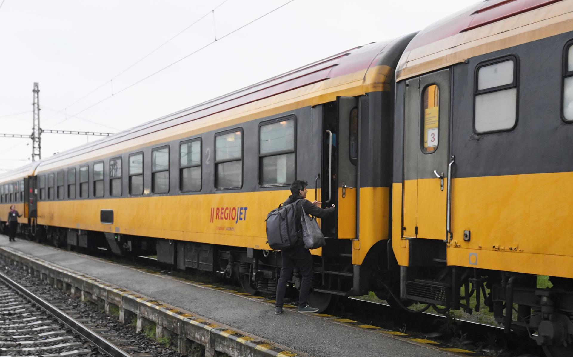 Tragédia na koľajniciach. Polícia preveruje okolnosti nehody, pri ktorej vlak zachytil ženu v Kremnici