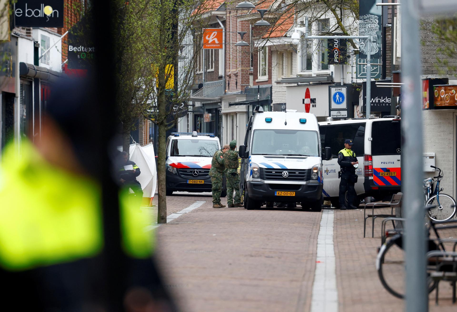 V centre holandského mesta Eda držia rukojemníkov. Troch z nich prepustili, polícia evakuovala desiatky domov