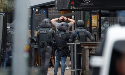 Koniec šesťhodinovej drámy. Holandská polícia zatkla muža podozrivého z držania rukojemníkov v Ede