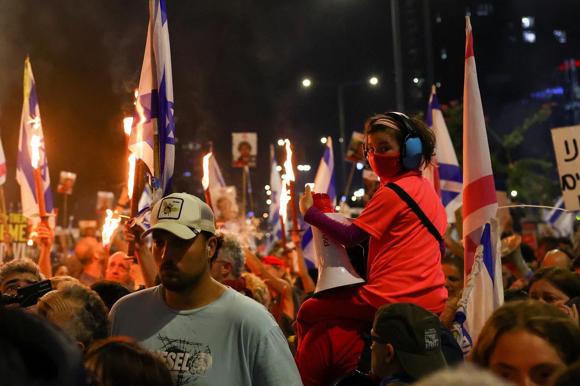 Izraelčania protestujú proti Netanjahuovi. Vytýkajú mu najmä neúspechy na rokovaniach o návrate rukojemníkov
