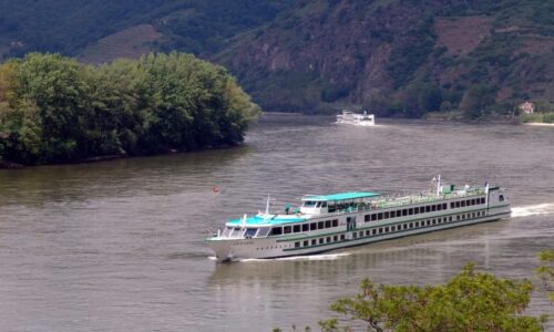 Nehoda na Dunaji: Bulharská výletní loď narazila do plavební komory. Na místě jsou zranění