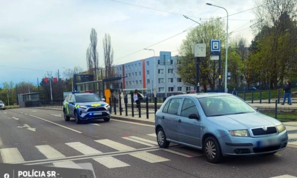 Na priechode pred obchodným domom v Bratislave zrazilo auto 14-ročné dievča, okolnosti nehody vyšetruje polícia