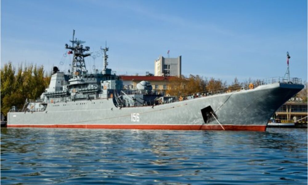 Ruská výsadková loď Jamal je po ukrajinskom útoku kriticky poškodená