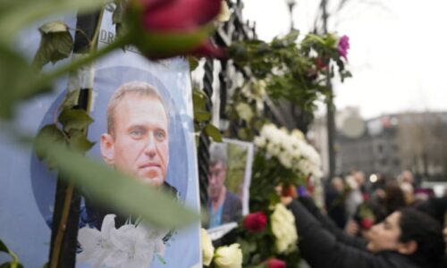 Seznam „nepřátel“. Putinův moderátor předčítal jména lidí, kteří uctili památku Navalného