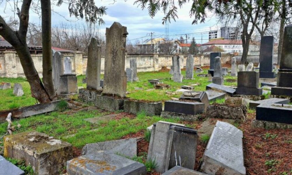 Židovský cintorín v Poprade bol roky obývaný bezdomovcami, teraz ho obnovujú (video+foto)