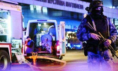Stopy vedou na Ukrajinu, tvrdí Rusko po teroru u Moskvy. Požaduje vydání šéfa tajné služby