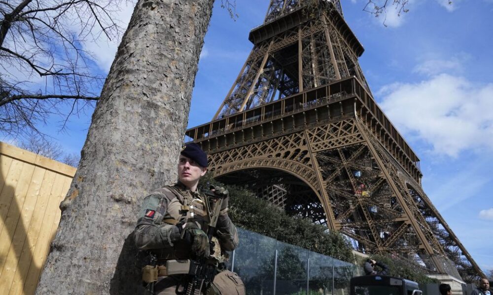 Odnož Islamského štátu, ktorá útočila v Moskve, sa o to pokúšala aj vo Francúzsku