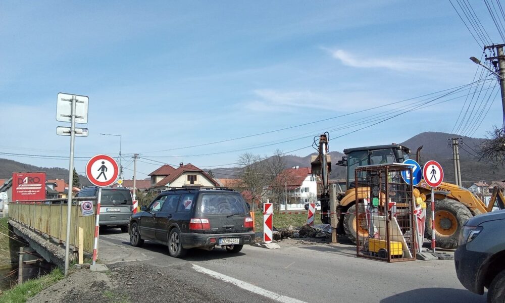 Zákaz pešieho prechodu cez most na Bystrickej ulici v Žarnovici