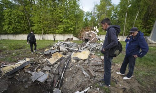 Rusko poničilo televizní věž v Charkově. Z 240 metrů vysoké stavby odpadl k zemi velký kus