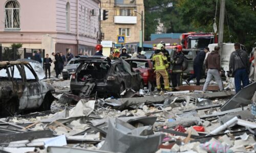 Rusové provedli dvojitý úder na obytnou budovu v Charkově. Zemřelo pět lidí včetně záchranářů
