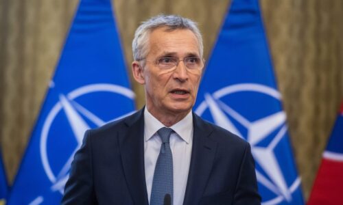 Stoltenberg: NATO nevyšle vojakov na Ukrajinu, pomáha jej brániť sa