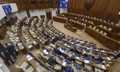 Od utorka sa poslanci vrátia do lavíc, schôdza má vyše 100-bodový program