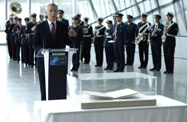 NATO oslavuje 75. výročie svojho vzniku v Bruseli, Stoltenberg si zavtipkoval a vyzdvihol Washingtonskú zmluvu (foto)