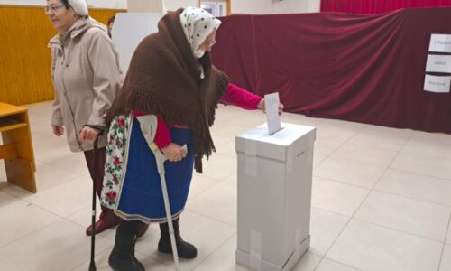 Obyvatelia goralskej obce Lendak volia tradične v krojoch a rovno na ceste z kostola (video+foto)