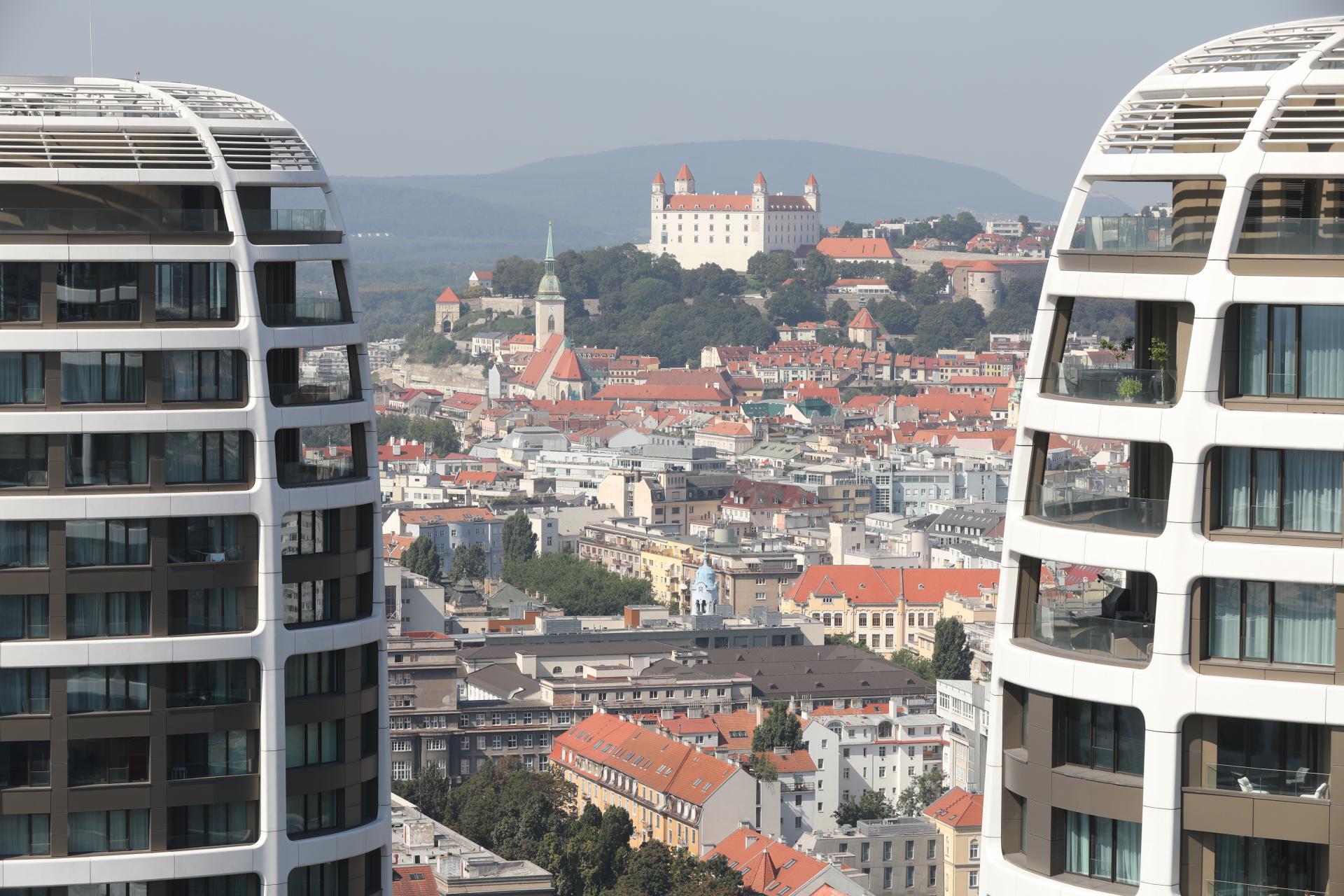 Hypotéky lacnejú. Dve slovenské banky teraz oznámili nižšie úroky, ďalšie by sa podľa expertov mohli pridať