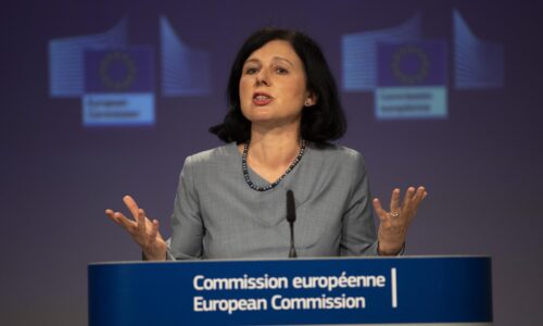 Eurokomisárku Jourovú zaujímalo, aký je cieľ zmien v RTVS. Šimkovičová tvrdí, že všetko je v súlade so zákonom