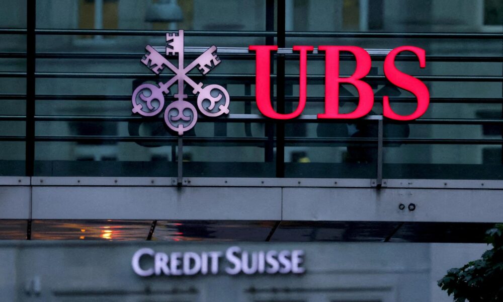 Švajčiarska banka UBS spätne odkúpi akcie až za dve miliardy dolárov