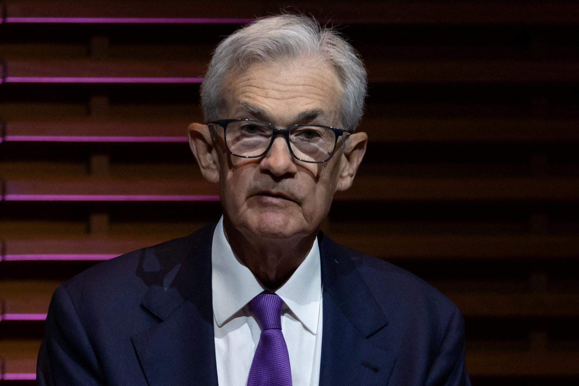 Príliš skoré zníženie úrokových sadzieb by mohlo byť dosť rušivé, vraví šéf amerického Fedu Powell