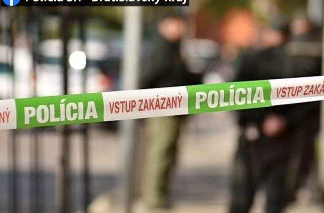 Polícia vyšetruje smrť muža nájdeného neďaleko bratislavskej nocľahárne, okolo krku mal uviazaný kábel