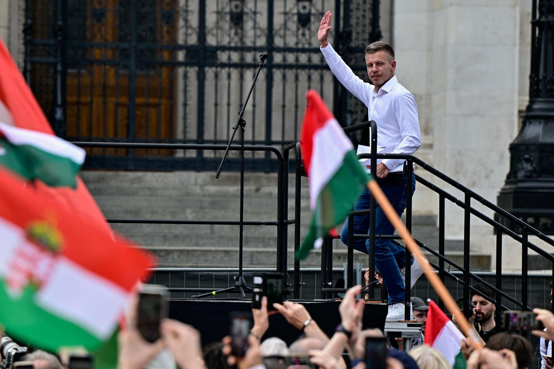 Kritik Orbánovej vlády Péter Magyar nemá záujem o “odpadlíkov” Fideszu ani opozičných politikov