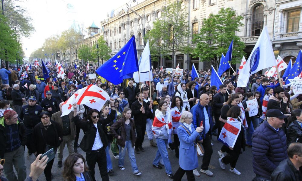 Tisíce Gruzíncov protestovali proti návrhu zákona o zahraničných agentoch