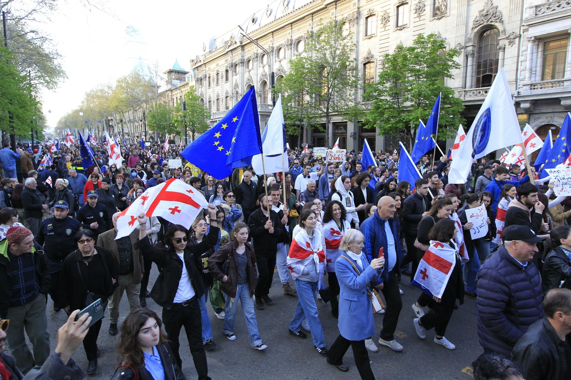 Tisíce Gruzíncov protestovali proti návrhu zákona o zahraničných agentoch