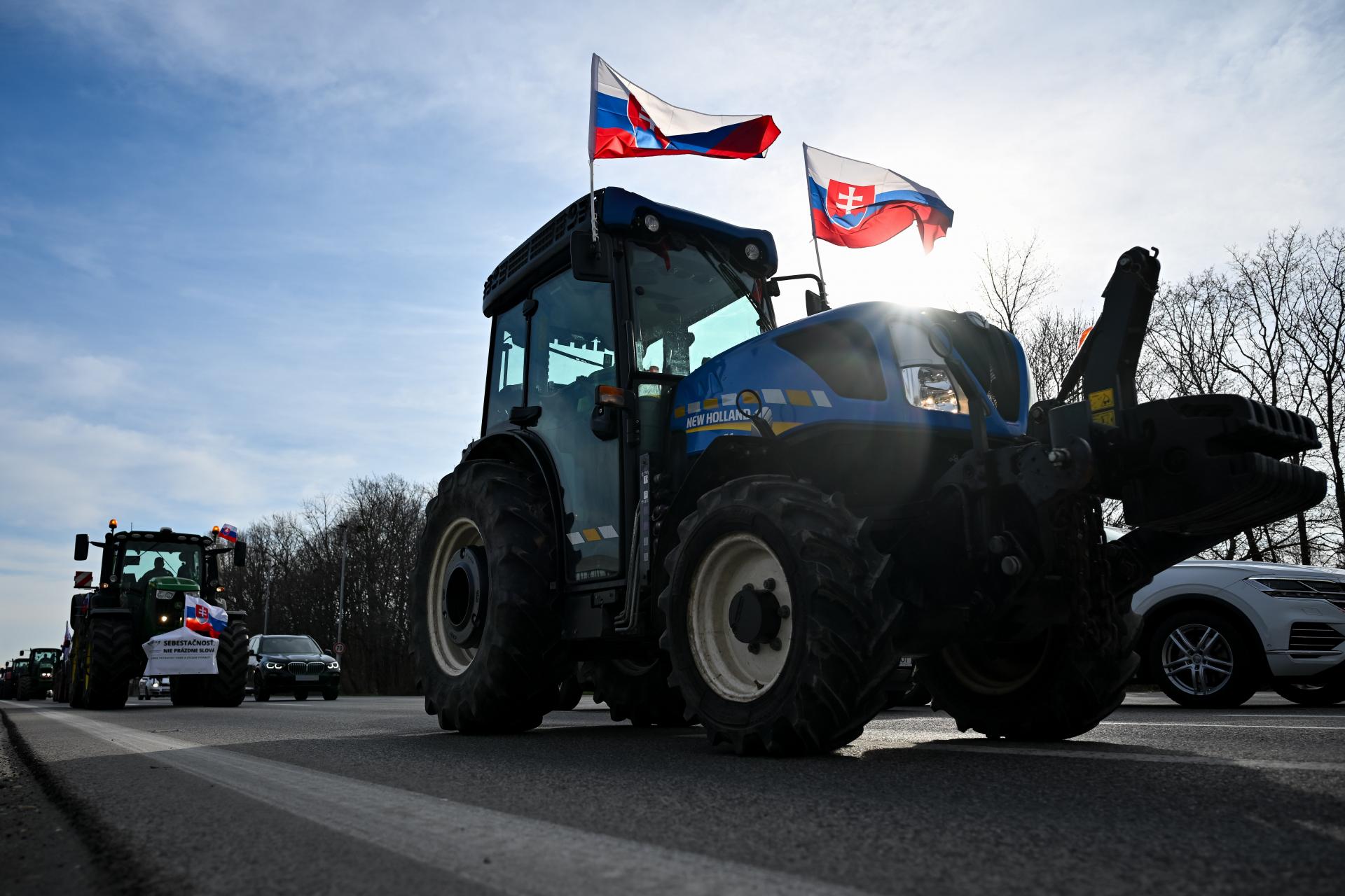 Rezort financií podrží farmárov, kým dostanú dotácie. Má im poskytnúť finančnú výpomoc