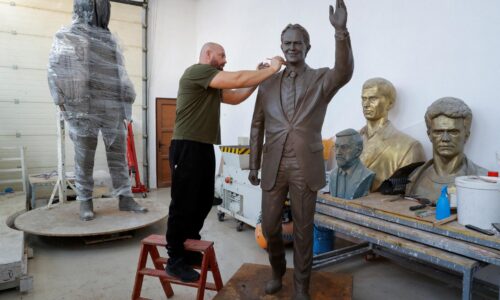 V Kosove kvitne kult britského expremiéra Tonyho Blaira, odhalia mu sochu
