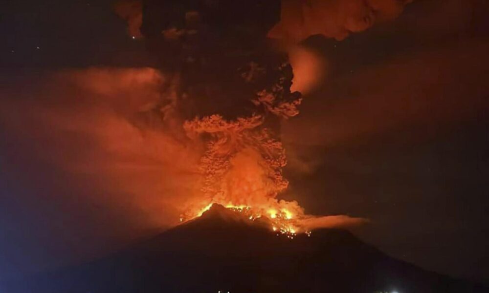 Indonézia po erupcii sopky Ruang vydala varovanie pred cunami a uzavrela letisko