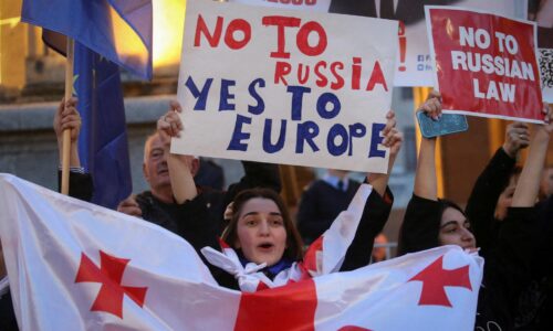 “Kto iný, ak nie my?” Proeurópskym protestom v Tbilisi dominovala mládež, odmietajú zákon o zahraničnom vplyve