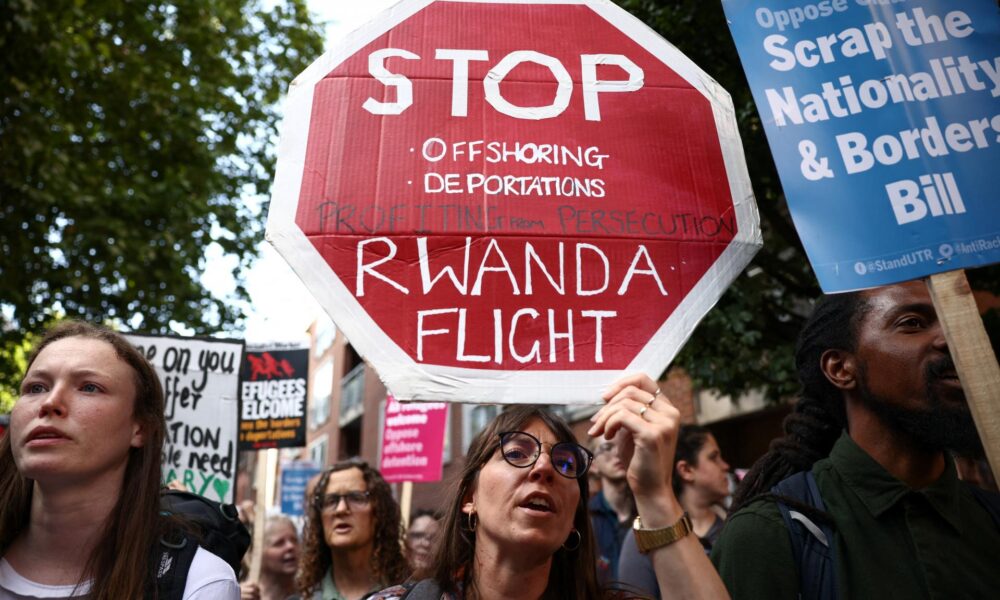 Rada Európy aj OSN kritizujú Londýn. Žiadajú britskú vládu, aby prehodnotila deportácie migrantov do Rwandy