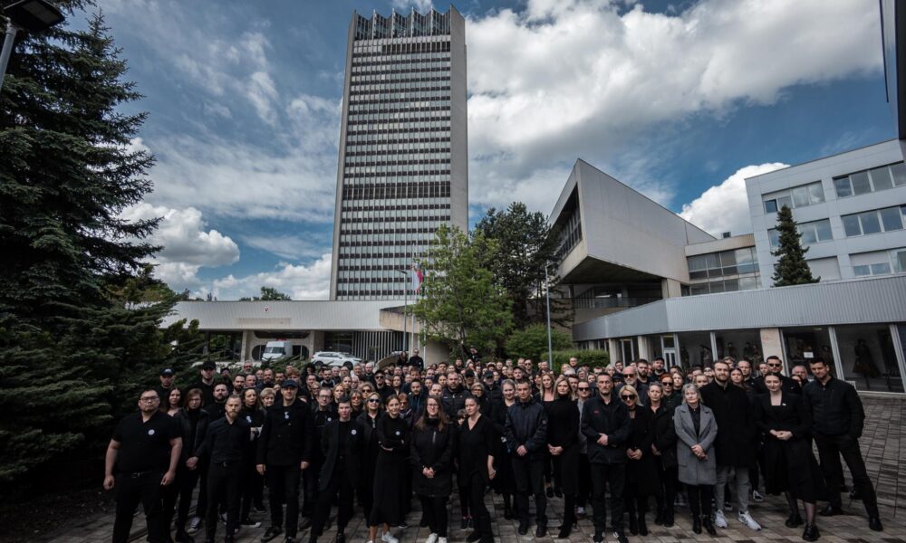 Pracovníci a sympatizanti RTVS prišli do práce v čiernom, sporný zákon preskúma eurokomisia