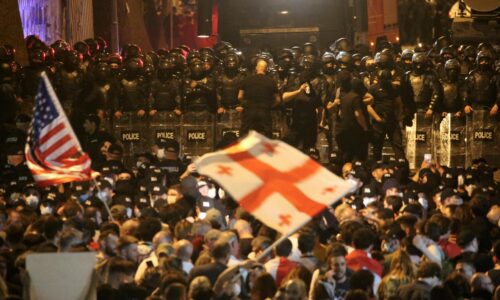Protesty v Gruzínsku: Polícia použila proti demonštrantom v Tbilisi slzotvorný plyn