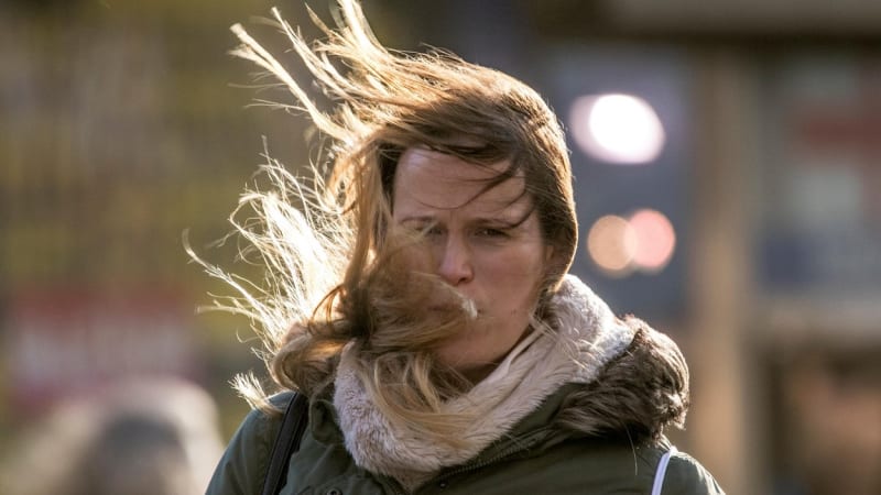 RADAR: Česko zasáhne silný vítr, může poškodit budovy. Experti varují i před prachem ze Sahary