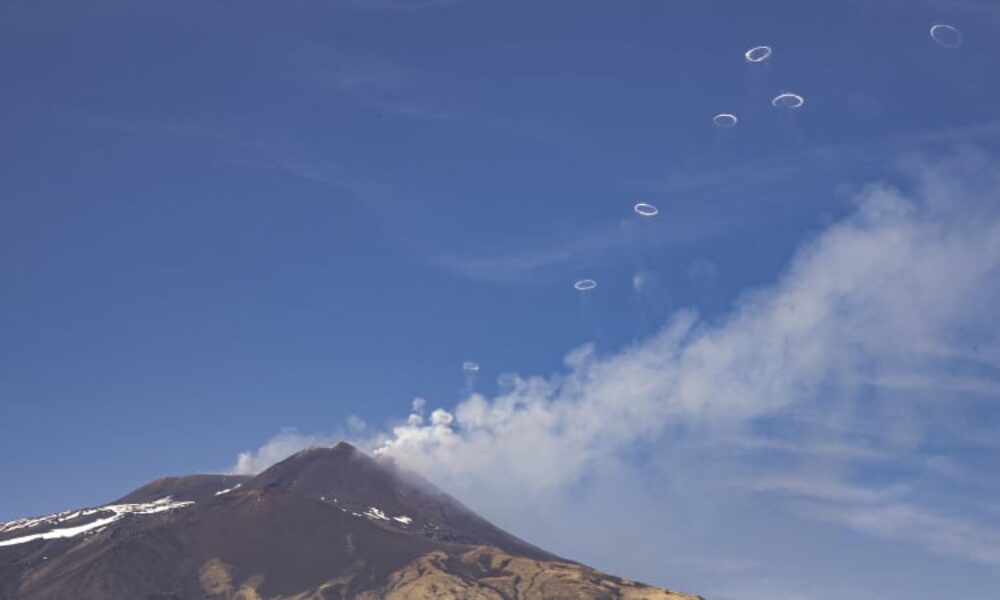 Když Etna vysílá kouřové signály. Záběry nejaktivnější sopky Evropy odhalují vzácný jev