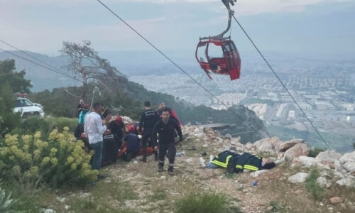 V Turecku zahynula jedna osoba po páde kabínky z lanovky, záchranári musia vyslobodiť desiatky ľudí (video+foto)