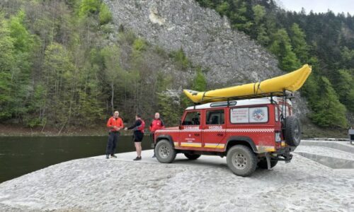 Horská služba PIENAPu zasahovala v Prielome Dunajca, dvaja turisti sa počas plavby prevrátili na kanoe